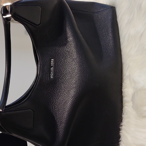 Michael Kors Handbags - Michael Kors basic black pebble bag